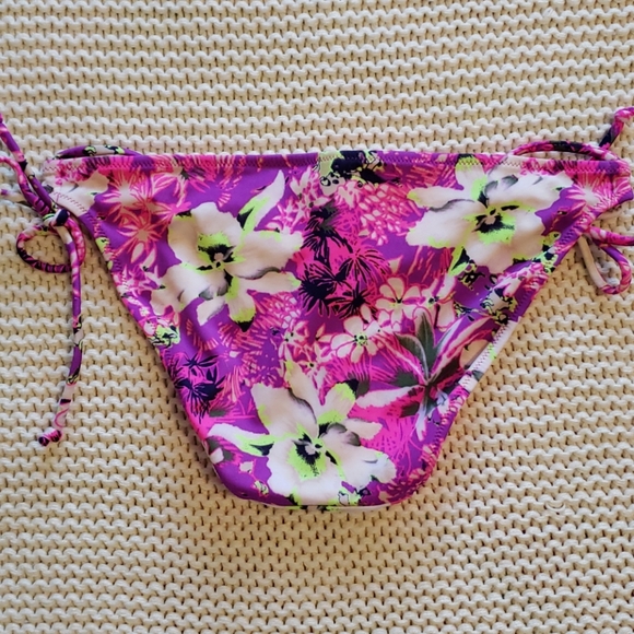 VS String Bikini - Picture 2 of 3